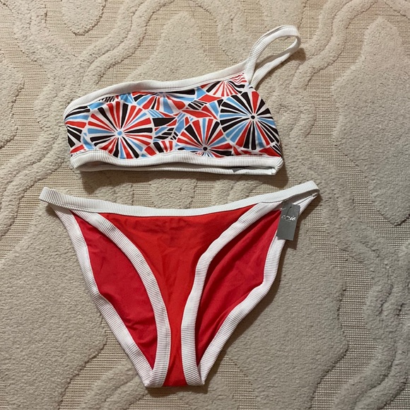 NWT women’s Aerie one should bikini. Large bottom. Medium top - Picture 1 of 4